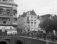 66855 Gezicht op de Bakkerbrug over de Oudegracht te Utrecht met in het midden de ingang van de Vinkenburgstraat.